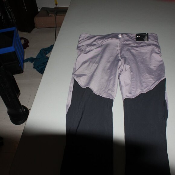 Mid Rise Under Armour Crops Size XL New - Picture 3 of 3